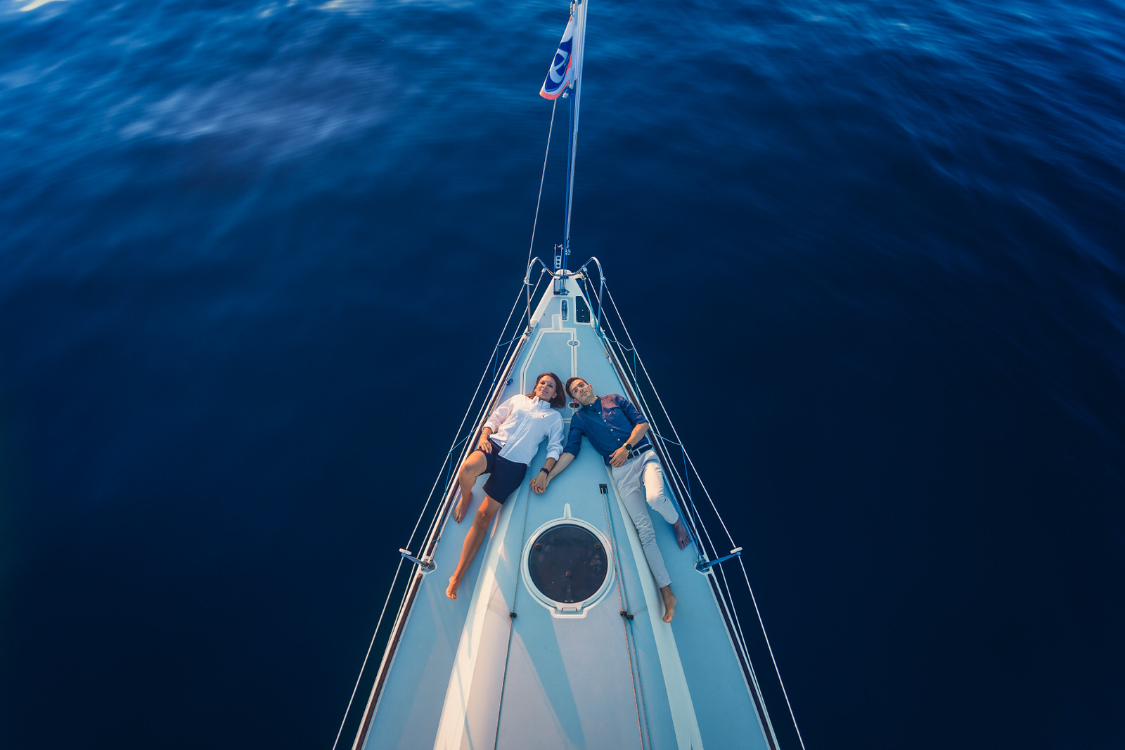 foto coppia in barca a vela trieste