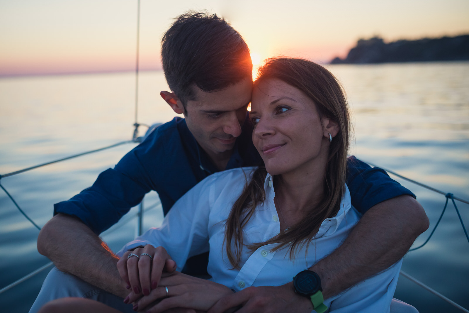 foto coppia in barca a vela trieste