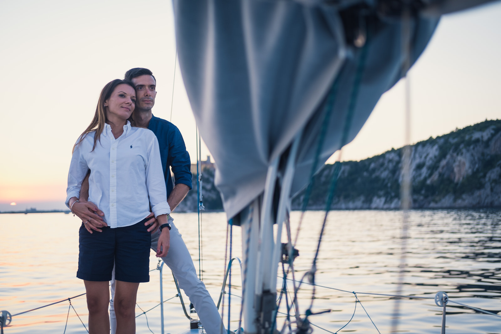 foto coppia in barca a vela trieste