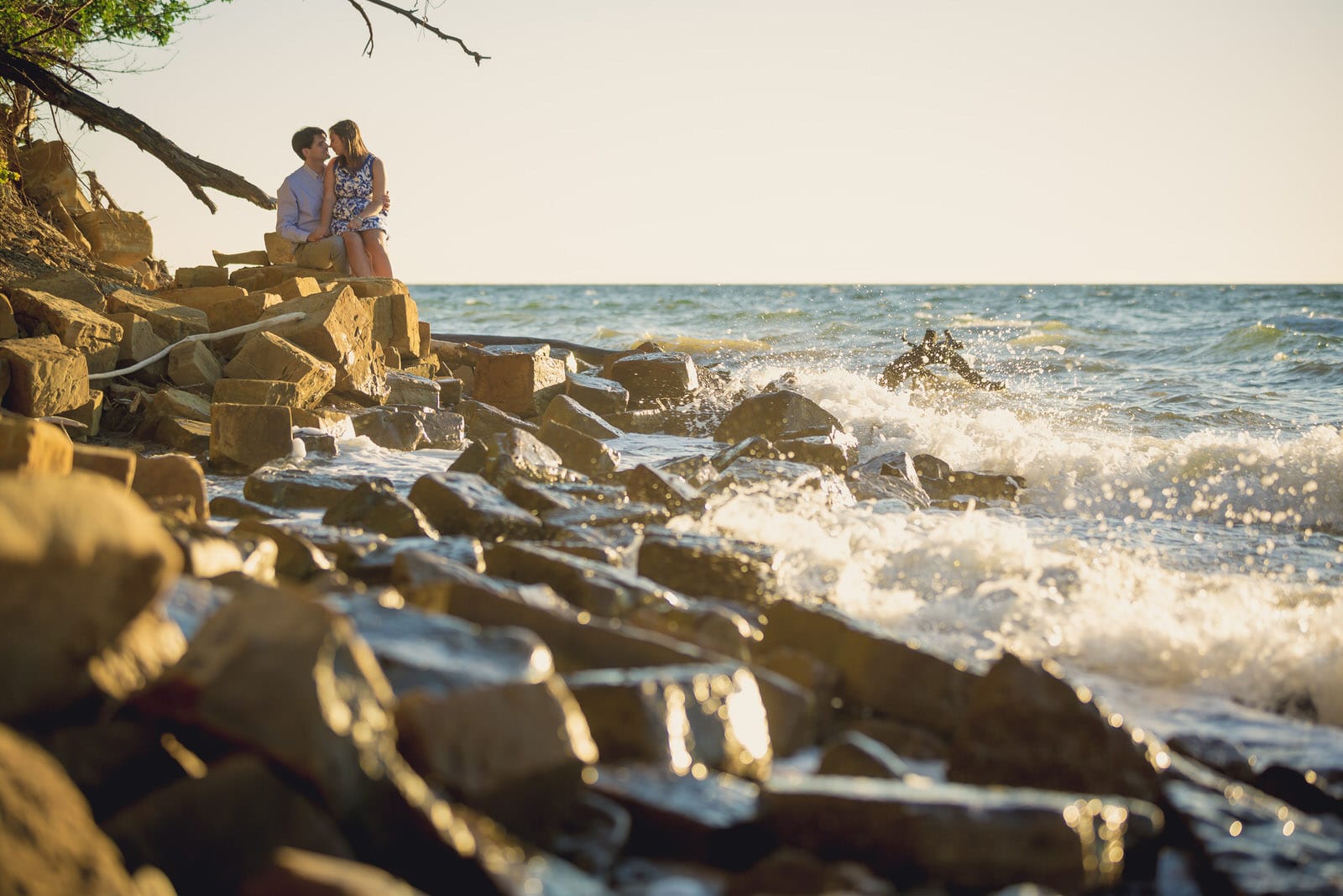 Servizio fotografico prematrimoniale in spiaggia a Punta Grossa