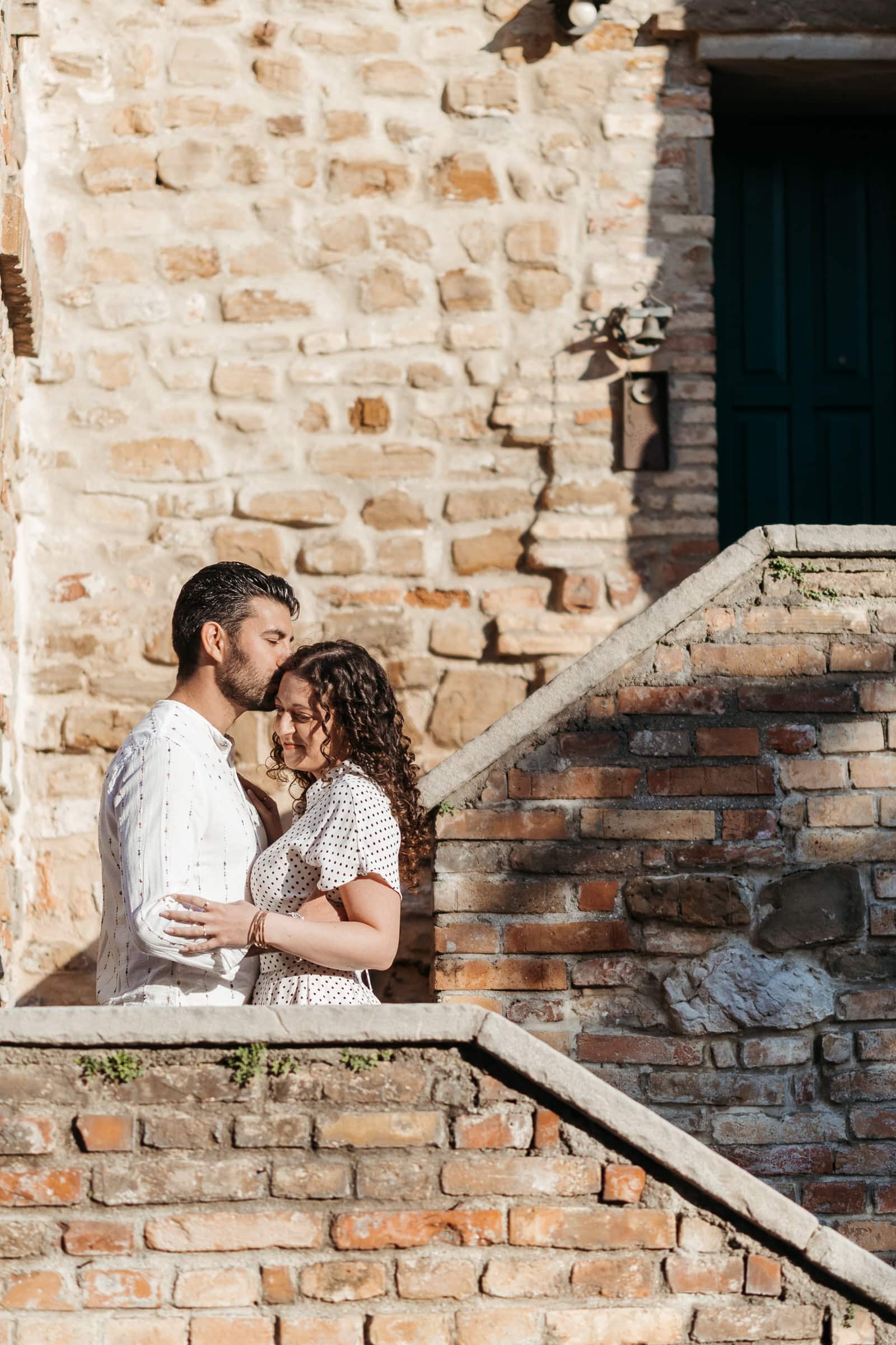 foto di coppia a Grado in città vecchia