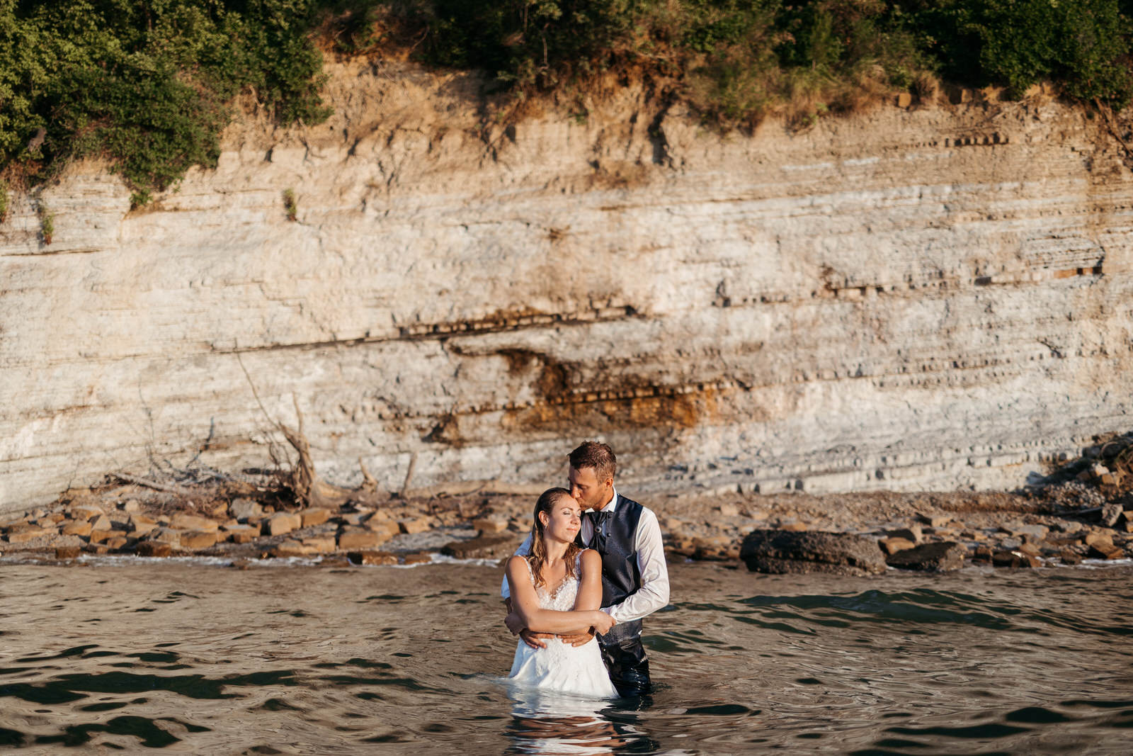 Elopement a Trieste con Silvia e Daniele: un Trash the Dress al tramonto sulla costa di Ancarano