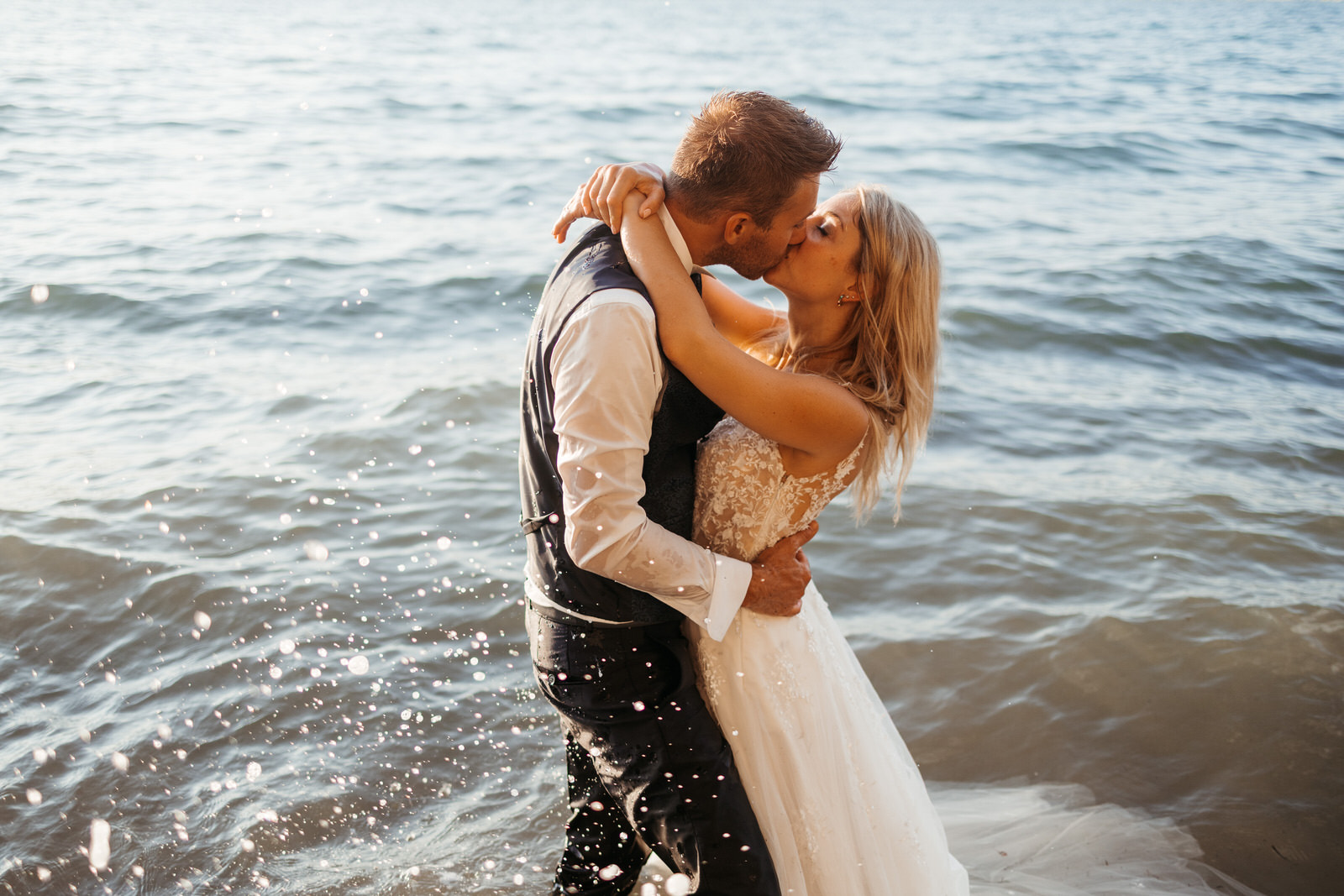 Elopement a Trieste con Silvia e Daniele: un Trash the Dress al tramonto sulla costa di Ancarano