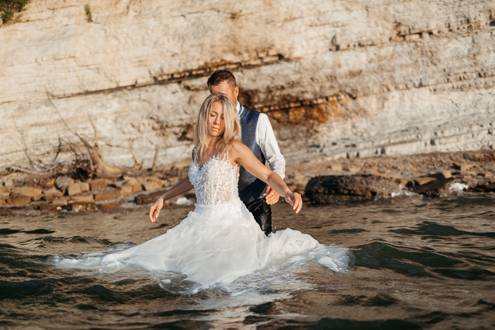 Elopement a Trieste con Silvia e Daniele: un Trash the Dress al tramonto sulla costa di Ancarano