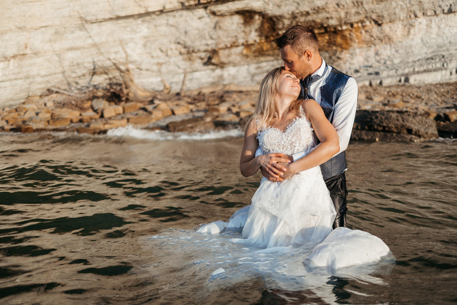 Elopement a Trieste con Silvia e Daniele: un Trash the Dress al tramonto sulla costa di Ancarano