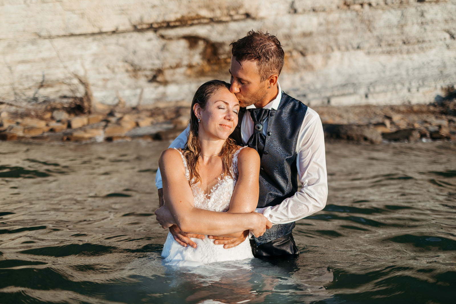 Elopement a Trieste con Silvia e Daniele: un Trash the Dress al tramonto sulla costa di Ancarano