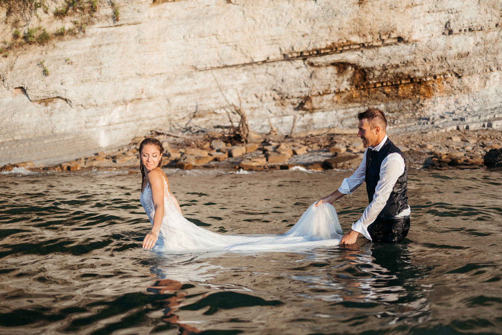 Elopement a Trieste con Silvia e Daniele: un Trash the Dress al tramonto sulla costa di Ancarano